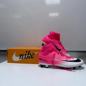 Nike Mercurial Victory VI DF AG-PRO Vit/Rosa - Nike Mercurial Victory VI DF AG-PRO Vit/Rosa Pris: 500kr Storlek: 42,5 eu  Skick: 9/10 Tvättning ingår i köpet