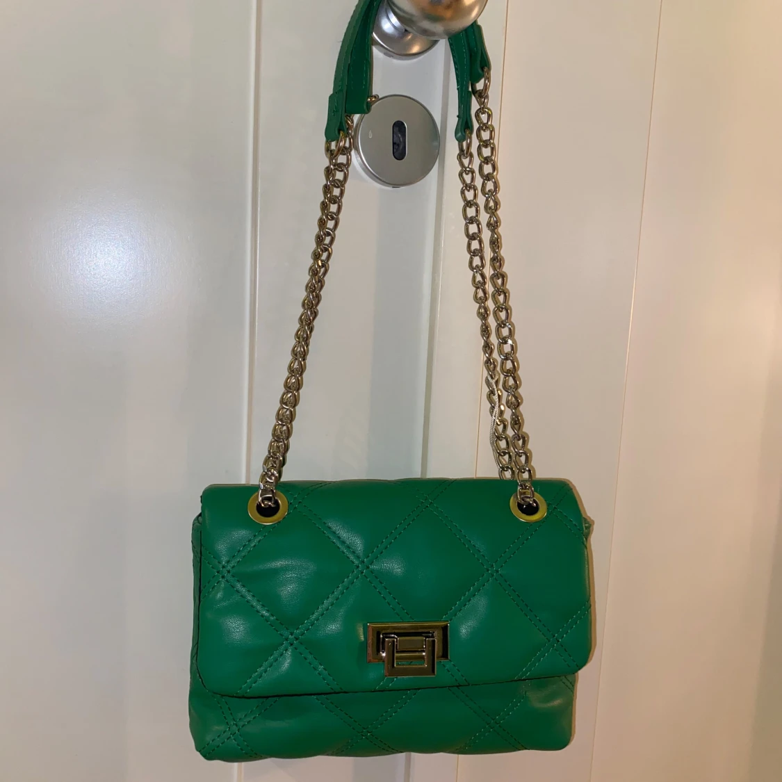 Grön quiltad axelväska med kedja