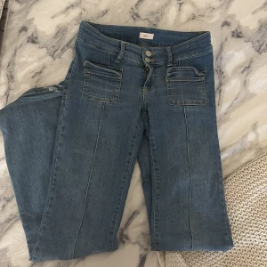 Blå Nelly jeans - Säljer då de ej kommer till användning. De är i bra skick förutom att de är söndertrampade (se bild 3). Nypris 700kr