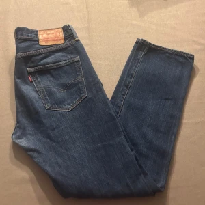 Levi’s Jeans 501 - Tja, säljer dessa riktigt snygga Levi’s 501or.| Skicket på byxorna är 7/10 just nu då det är ett litet hål i skrevet som syns på sista bilden och det går att sy ihop om man vill, inte något jätte stort dock.| Storleken på byxorna är W31 och L32.| Nypris för dessa ligger på 1250kr och mitt pris går självklart att diskutera.| Bara att höra av er vid frågor eller funderingar.| 