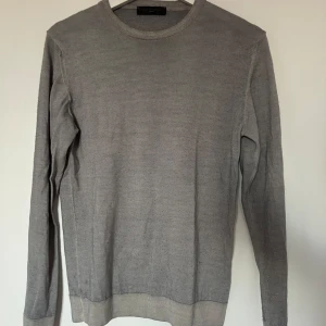 Tröja från Daniele Fiesoli - Säljer en snygg tröja från italienska märket Daniele Fiesoli. Skicket är mycket bra, tröjan är köpt på bomullsfabriken i Göteborg. Skriv ifall du har några funderingar 