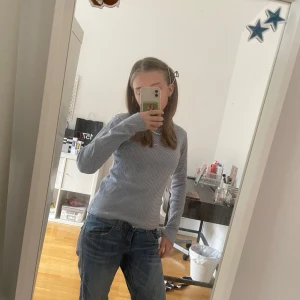 Blå brandy Melville tröja ! 💞 - Super gullig brandy tröja ❤️❤️ står inte storlek men skulle säga att den passar xs-s! Den är ganska liten i storleken 💞💞