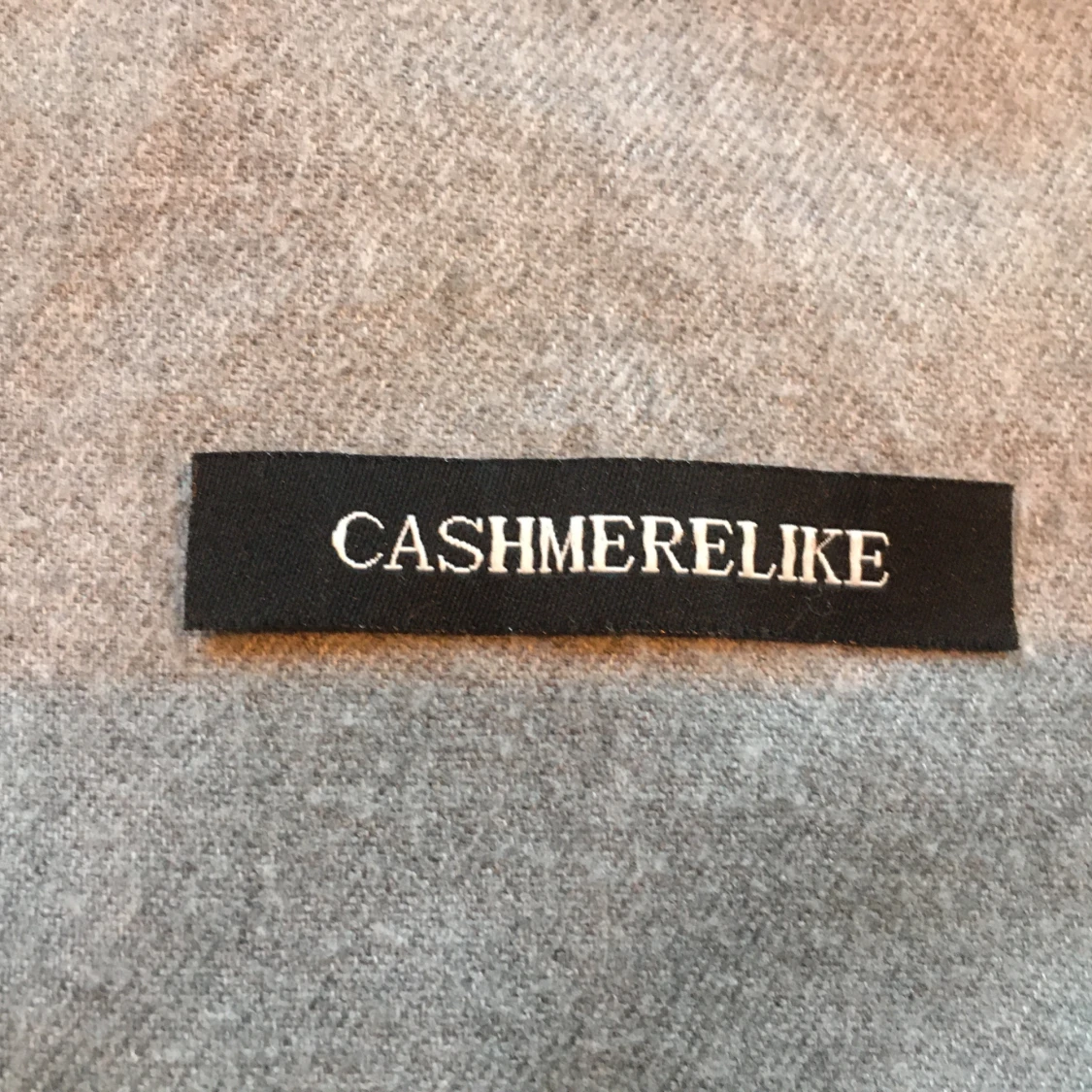 Grå halsduk med fransar - 2