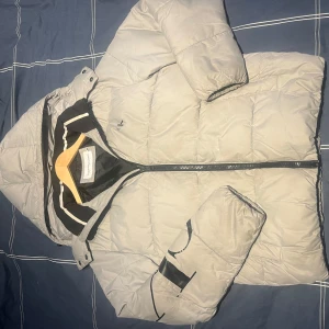 CALVIN KLEIN PUFFER JACKET - Skicket: 7/10 använd 1 vinter innan, priset går att diskutera. Hör av er för fler frågor. STRL S
