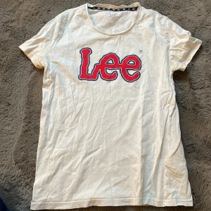 Vit t-shirt från Lee - Säljer en vit t-shirt från Lee med ett stort rött och blått tryck på framsidan. T-shirten är i storlek m men passar även s.