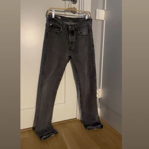 Gråa Levi's 501 jeans - Säljer ett par klassiska gråa Levi's 501 jeans. De har en skum fit passform. Perfekta för en stilren look. Ny pris köpte jag på carlings för 1400. W27 L30. Jeansen har defekter i skrevet då den har blivit slitna. Hör av er vid frågor eller intresse.