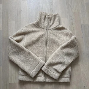 Beige teddyjacka med dragkedja - Mysig beige teddyjacka med dragkedja framtill. Säljer då den blivit för liten och inte använt så mycket. Köpare står för frakt. 