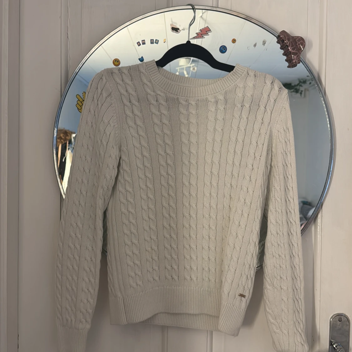 Vit stickad tröja från Holly & Whyte