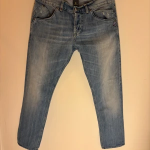 Ljusblå jeans Dondup sammy - Snygga ljusblå jeans från Dondup med klassisk femficksdesign och knappgylf. Jeansen har en avslappnad passform och är tillverkade i 100% bomull för en bekväm känsla. Perfekta för en casual look. Toppen skick utan defekter passar 175-185cm vikt spelar ingen roll.