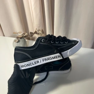 Moncler x Converse - Moncler x Converse custom laces⚫️⚪️. Vita orginal snören följer med, tyvär ingen inner sula men annars i fint skick. Storlek: 37,5