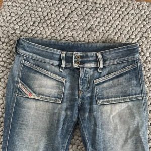 Lågmidjade diesel jeans - Vintage lågmidjade diesel jeans Strl W28 L32 Lånade bilder Midja: 41 cm  Innebenslängd: 82cm