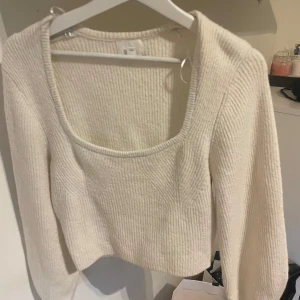 Beige ribbad tröja - Säljer en stilren beige ribbad tröja med långa armar. Passar bra till både jeans och kjol. Storlek S