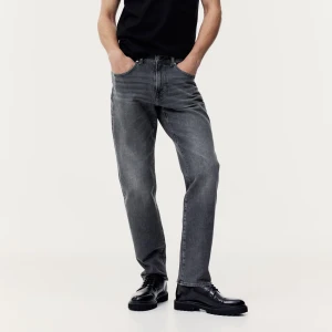 Grå jeans från H&M - Snygga grå jeans från H&M i relaxed fit. Perfekta för en avslappnad stil med en klassisk look. De har en rak passform och är tillverkade i ett slitstarkt denimtyg. De är i mycket bra skick!!