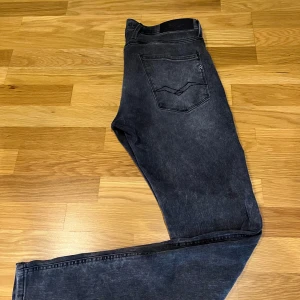 Replay Anbass Hyperflex 360 - Ett par riktigt feta och stilrena Replay Anbass Hyperflex jeans med slim passform i storlek W30 L32 säljes. Skick 10/10 absolut inga defekter och sparsamt använda! Nypris: 2056kr mitt pris 700kr. Tveka inte på att höra av er vid minsta fundering🙌mvh Edi