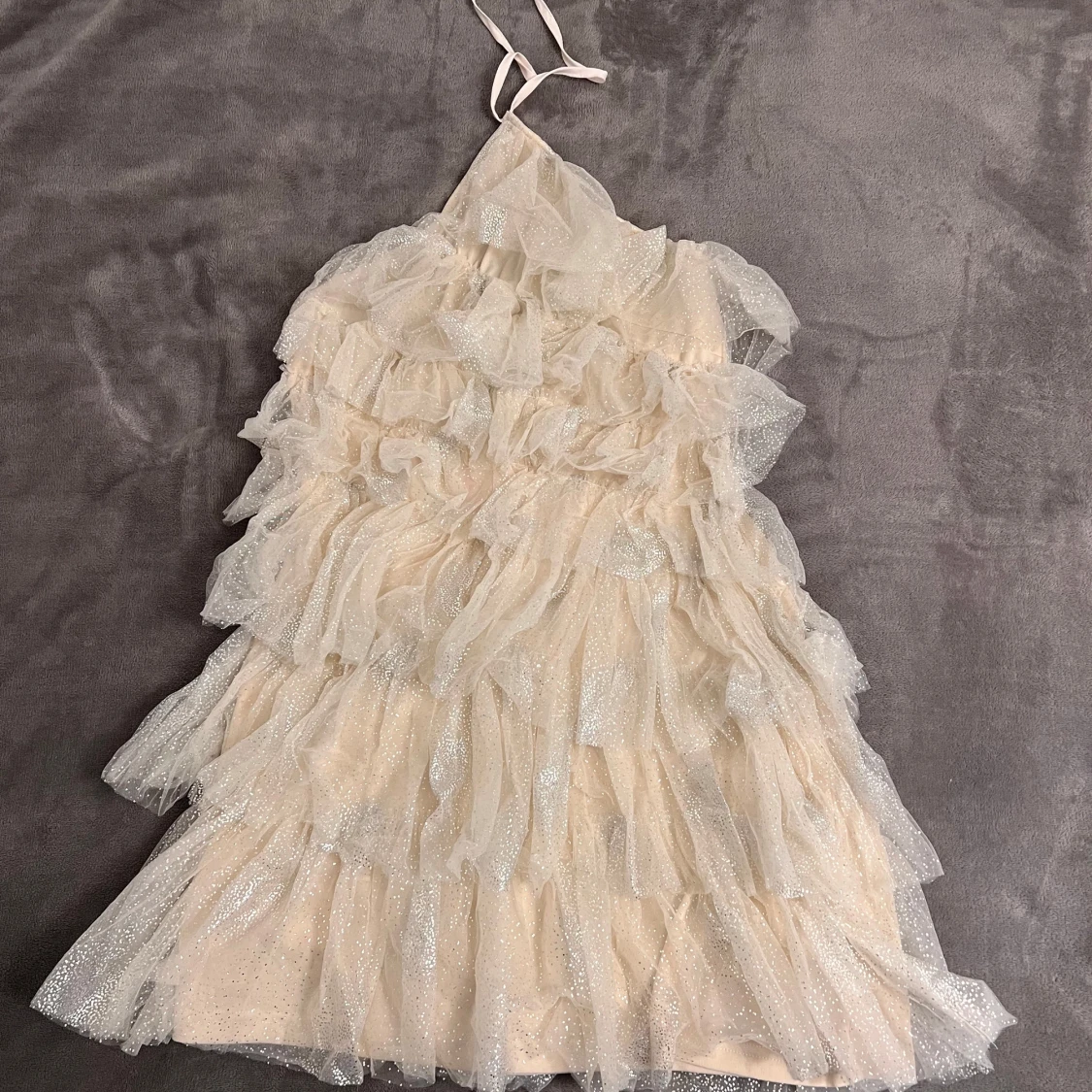 Glittrig halterneck klänning - 1