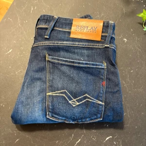 Replay Anbass Jeans - Snygga mörkblå jeans från Replay Anbass. Nästan oanvända och i extremt bra skick. Storlek 33/34. Kvitto finns