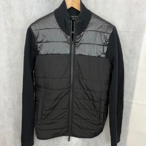 Svart Massimo Dutti cardigan - Fet massimo dutti cardigan som tyvärr blivit för liten 