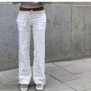Vita linnebyxor - Snygga vita linnebyxor från alobha label med snörning i midjan. Byxorna har en avslappnad passform och är perfekta för en stilren look. De är tillverkade i ett lätt och luftigt material som passar bra för varmare dagar. Säljer då de är för små