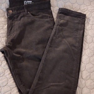Mörkbruna manchesterbyxor från PT Torino - Snygga svarta manchesterbyxor från PT Torino. Byxorna har en klassisk design med knapp och dragkedja framtill. Perfekta för en stilren look. Helt nya, nypris 240 euro