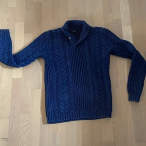 Blå stickad tröja från Tiger of Sweden - Säljer en snygg blå stickad tröja från Tiger of Sweden. Tröjan är av väldigt tjockt material. Storlek M men upplever att den sitter mer som S. En mindre missfärgning vid en av armarna men inget som syns vid användning.