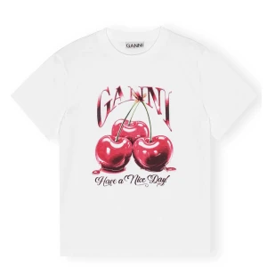 Vit t-shirt med körsbärstryck från Ganni - Snygg vit t-shirt från Ganni helt ny aldrig använd, prislapp är kvar. Säljer pågrund av för stor.🤗