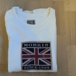 Morris tröja  - Säljer denna mycket stilrena tröja från Morris med ett tryck av Union Jack. Plagget har inga defekter🙌
