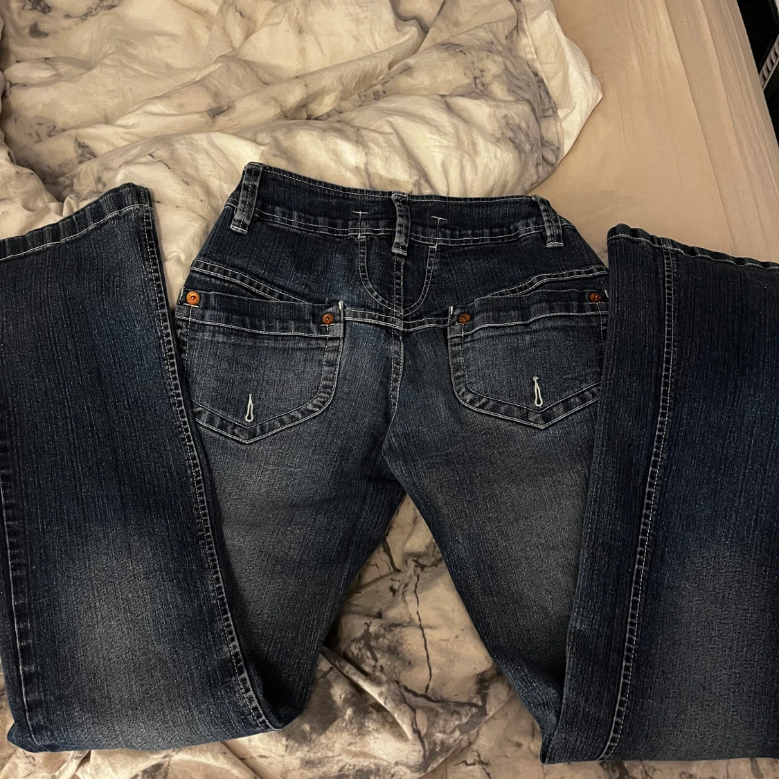 Mörkblå lågmidjade jeans med lite utsvängda ben - 3