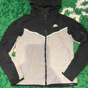 Nike Tech fleece - Nike Tech fleece, storlek S , svart grå, skick 7/10 Pris kan diskuteras
