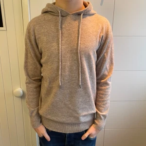 Merinoull Hoodie - En sjukt snygg beige hoodie i 100% Merinoull! Storlek S. Använd max 3 gånger! Hör av dig vid intresse😊