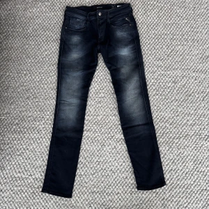 Replay Anbass Jeans - Replay anbass jeans - Slim fit passform - Storlek W30/L32 - Nypris runt 1800kr -  Deluxecloset