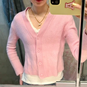 From future kofta - Snyggaste koftan från from future, 100% kashmir! Perfekt färg nu inför våren💝 inga defekter, passar storlek XS! Nypris ca 3000, mitt pris 500