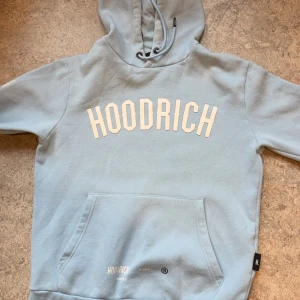 Ljusblå hoodie från Hoodrich - Säljer hoodrich hoodie andvänd 1 gång pris kan diskuteras 