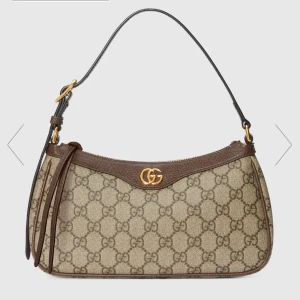 axelväska från Gucci - Säljer min fina Gucci väska, bra skick, box och påse finns med, skriv för egna bilder, köpt i Stockholm på Gucci i somras för 14 200kr💕💕