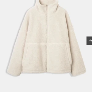 Beige teddyjacka - Mysig beige teddyjacka med dragkedja. Perfekt för kyliga dagar💘💘❣️