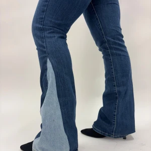 Blå bootcut jeans med ljusare benslut - Jeans från Tom tailor i storleken 29 med en detalj vid ben slutet  Modellen är 162 cm men byxorna är för lång för henne🤗