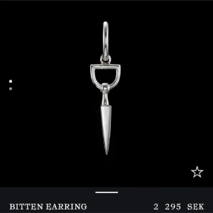 Bitten örhänge - Elegant örhänge i silver med en unik design. Örhänget har en rund ögla som övergår i en stilren, avsmalnande spets. Perfekt för att ge en modern touch till din stil.