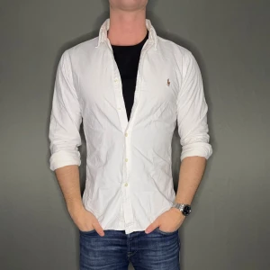 Ralph lauren skjorta - Hej säljer nu min fina Ralph Lauren skjorta i storlek M. Den är i nyskick och kommer vara otroligt snygg nu i vinter och framåt våren. Nypris cirka 1500kr! Vi kommer att sälja liknande produkter nu närmare våren så glöm inte följa profilen!🌊🍾