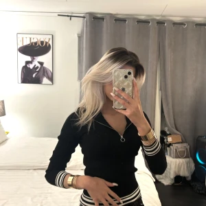 Svart tröja  - Jätte fin svart tröja 