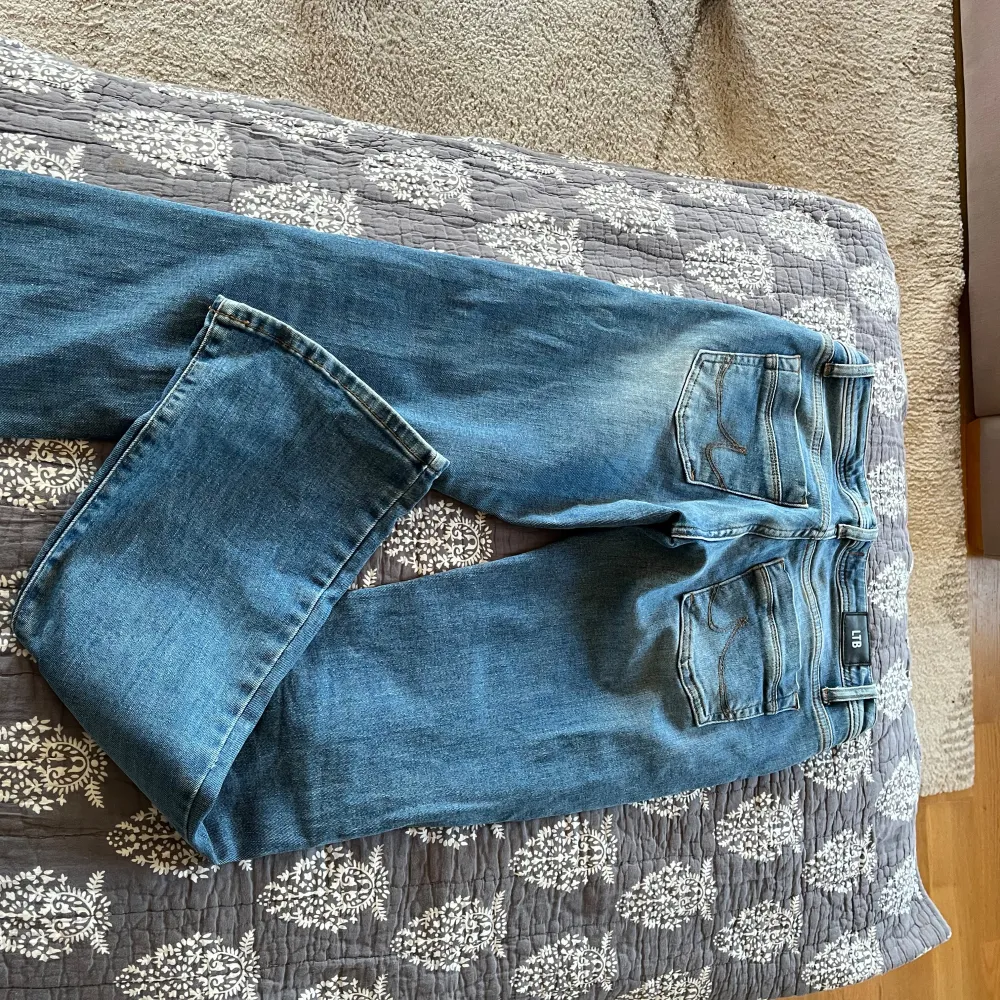 Säljer dessa superfina blåa jeansen från Ltb’ De är lågmidjade och är inte använda mer än 2 gånger, därav är de i väldigt bra skick💕Säljer för att de tyvärr inte passade mig !. Farkut & Housut.