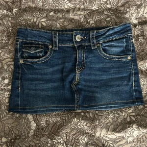 Gina tricot kjol - Säljer den här jeanskjolen som jag har sytt om själv från ett par jeans från Young Gina❤️