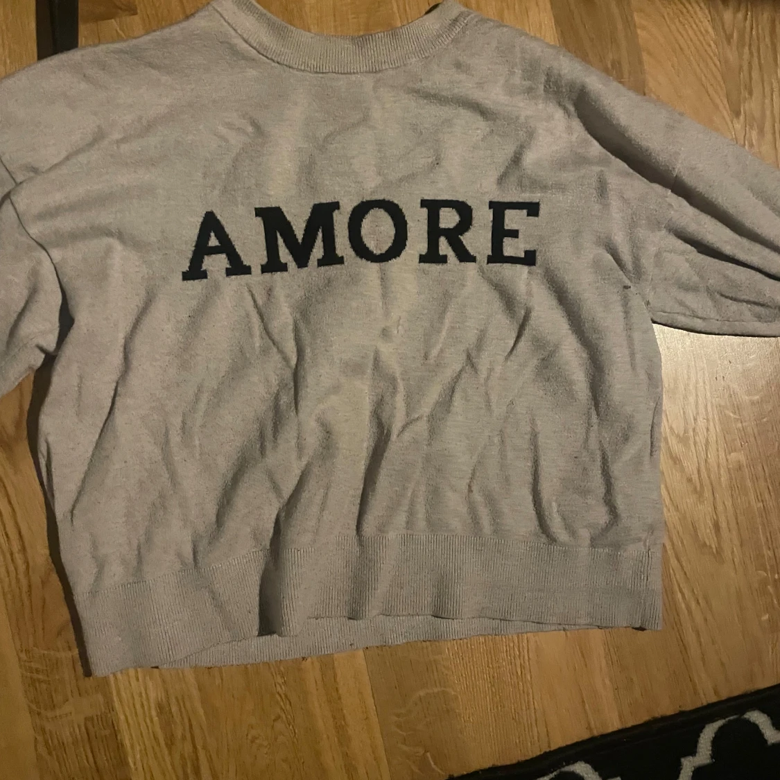 Beige tröja med text från Gina Tricot