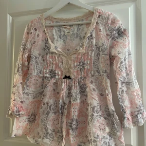 Mönstrad blus i ljusa färger med söta detaljer från Odd Molly - Säljer denna söta, vackra blus från Odd Molly. En detalj rik blus med bland annat spets längst halskragen samt en fin rosett. Den har även en fin Odd Molly patch på armen samt vida ärmar. Den är i fint skick samt sparsamt använd. Vid frågor och funderingar hör av er, jag svarar så fort jag kan!🩷