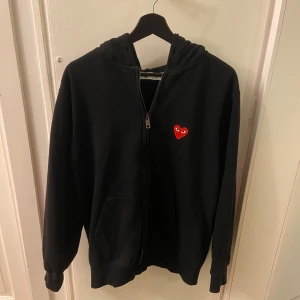 Svart Comme des Garçons hoodie  - Hej, jag säljer en svart hoodie från Comme des Garçons. Hoodien är väldigt bekväm och i toppskick då den inte har nå defekter eller fläckar. Pris kan diskuteras, skicka bud gärna! 