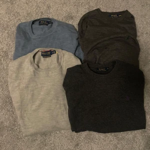 Ralph Lauren merinoull 4x - Säljer fyra tröjor från Ralph Lauren i olika färger: blå, grå, beige och mörkgrå. Tröjorna är tillverkade i tvättbar merinoull. Säljs som paket för 1799 eller 549kr styck