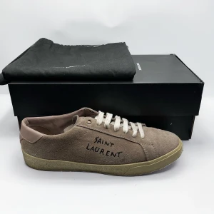 Saint Laurent low court sl/06 - FRI FRAKT PÅ THEARCHIVE.SE | Vi säljer nu dessa Ysl sl/06 i storlek 42. Skorna är riktigt fräscha och är i nyskick. All og tillkommer. Vårat pris är 3199kr och om du har några frågor är det bara att kontakta oss här på plick eller thearchive.se för mer information🌟