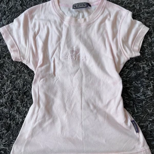 Rosa topp💘 - Jättefin vintage topp i ljusrosa💘den är köpt seconhand men i fint skick💓 Kp om ni har frågor eller prisförslag