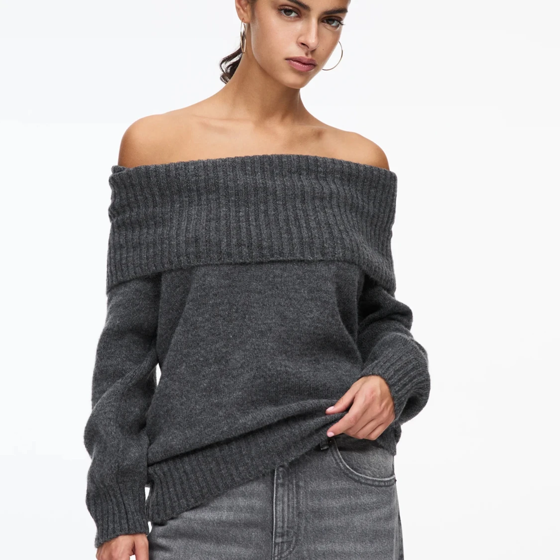 Mörkgrå offshoulder tröja