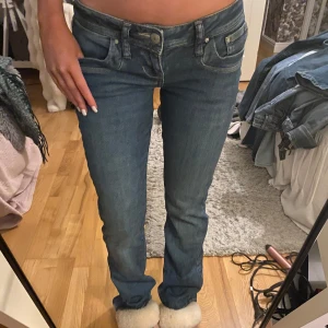 Blå jeansbyxor - Snygga blå jeansbyxor med låg midja. Midjemått 35 men stretchiga. 