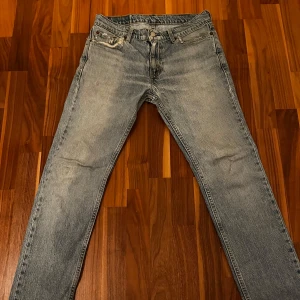 Blå jeans från Levi's ingår i 4 paket  - Snygga blå jeans från Levi's med klassisk femficksdesign och knappgylf. De har en lätt slitning samt ett hål. Perfekta för en avslappnad stil. Ingår i 4 paket 