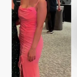 Festklänning  - Från zara i storlek xs kan passa s! Använd en gång några timmar